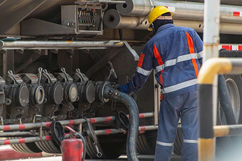 Człowiek pracujący w branży petrochemicznej, w stroju wykonanym z tkaniny modakrylowej